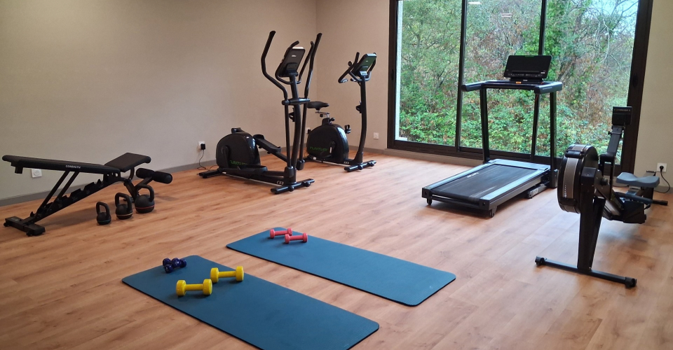 Fully equipped gym at the 4-star Brit Hotel Nantes Vigneux