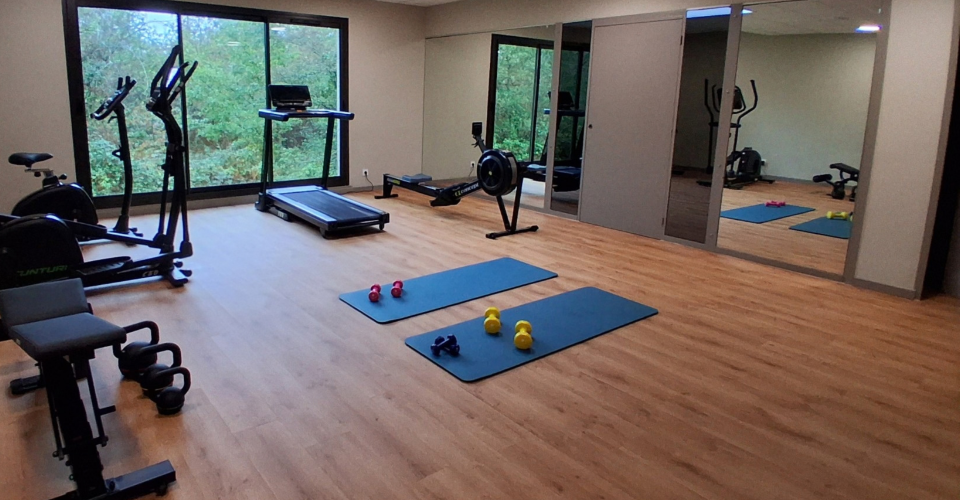 Fully equipped gym at the 4-star Brit Hotel Nantes Vigneux