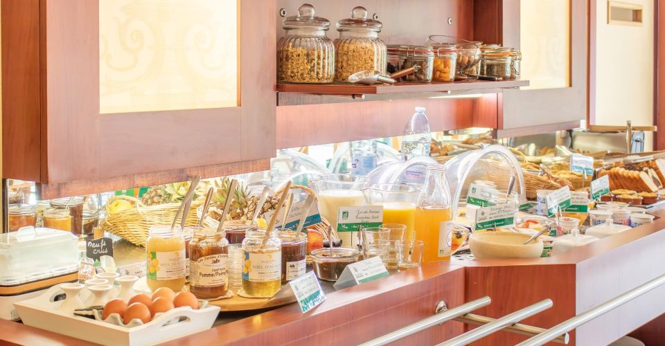 Le buffet petit-déjeuner du brit hotel Châteaudun