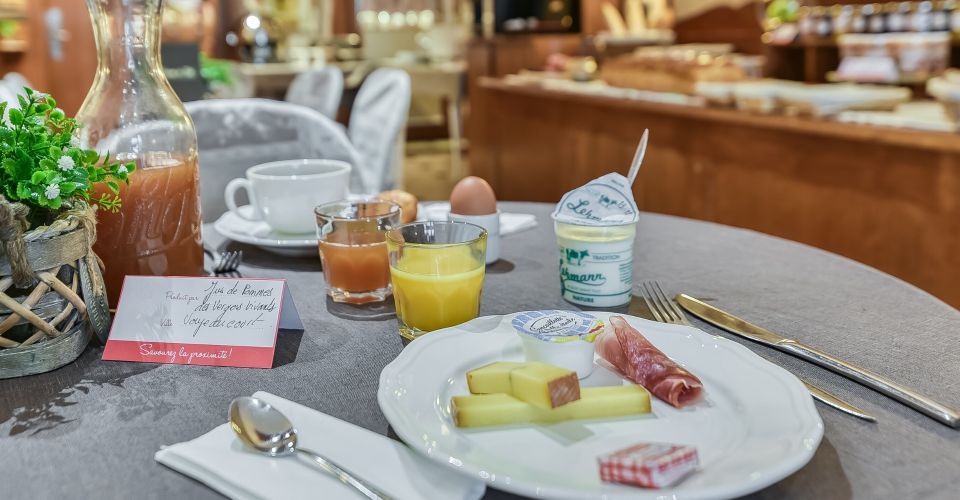 Le buffet petit déjeuner du Brit hotel Montbéliard Centre – le bristol 