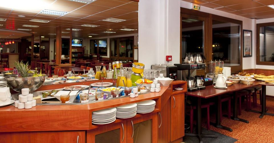 Le buffet du petit-déjeuner de l'hôtel d'Agen