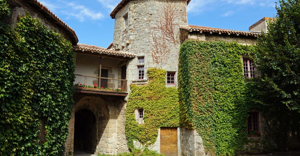 Enjoy the comfort of our 2, 3 or 4 star hotels throughout France