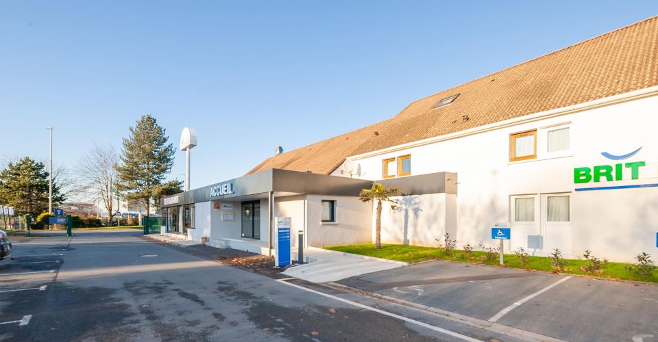 Extérieur de l'hôtel de Caen sur le parking