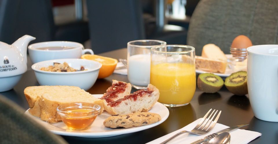 Le petit déjeuner local de l'hôtel de Bressuire