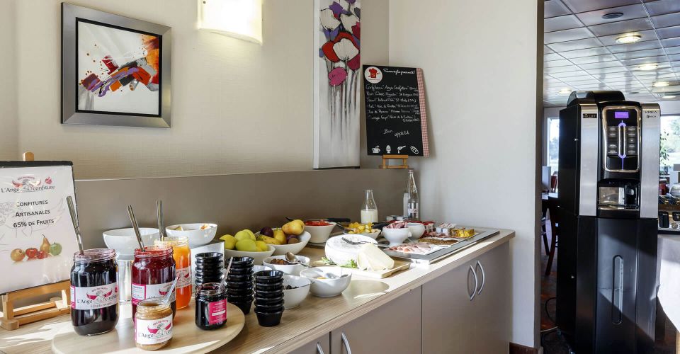 Le buffet du petit-déjeuner au Brit Hotel Rennes Saint-Grégoire