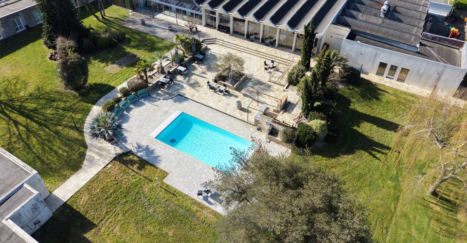 Les espaces extérieurs du Brit hotel Nantes Vigneux