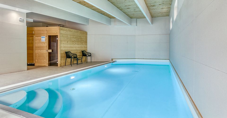 Piscine intérieure à l'hôtel 3 étoiles de Montbéliard