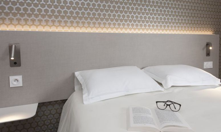Zoom sur un oreiller dans une chambre d'hôtel