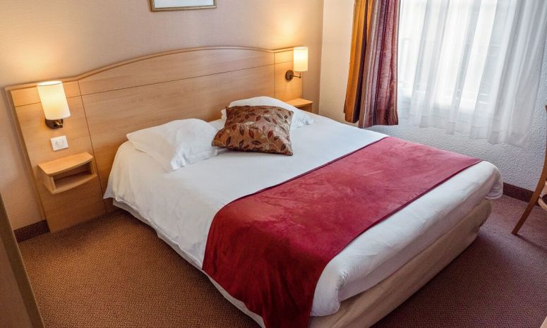le lit double de la chambre standard de Châteaudun
