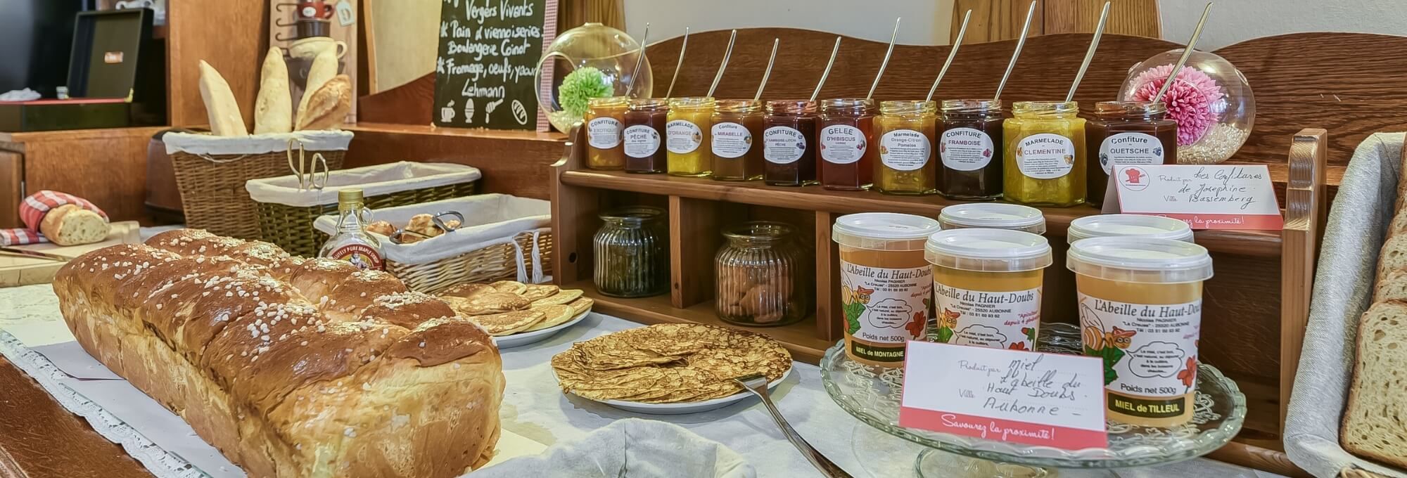 Breakfast buffet at Brit hotel Montbéliard Centre - le bristol