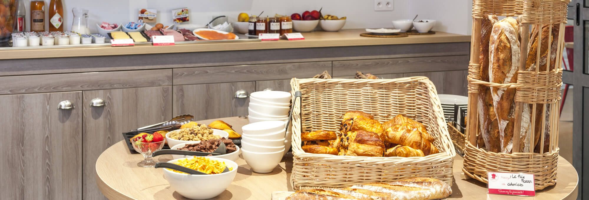 Le buffet du petit-déjeuner à l'hôtel