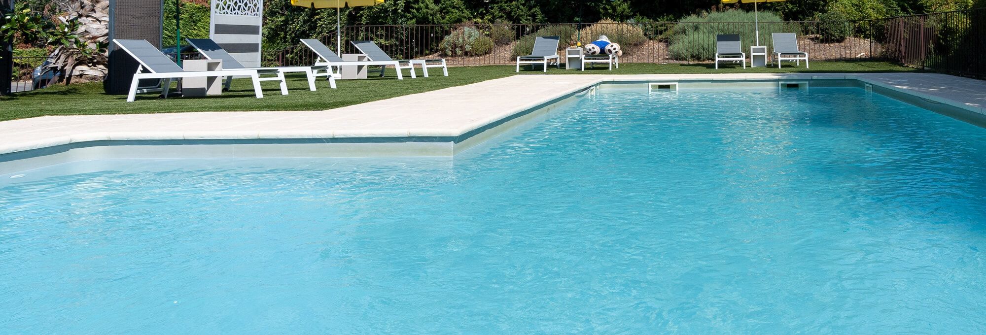 A swimming pool where you can relax in Avignon