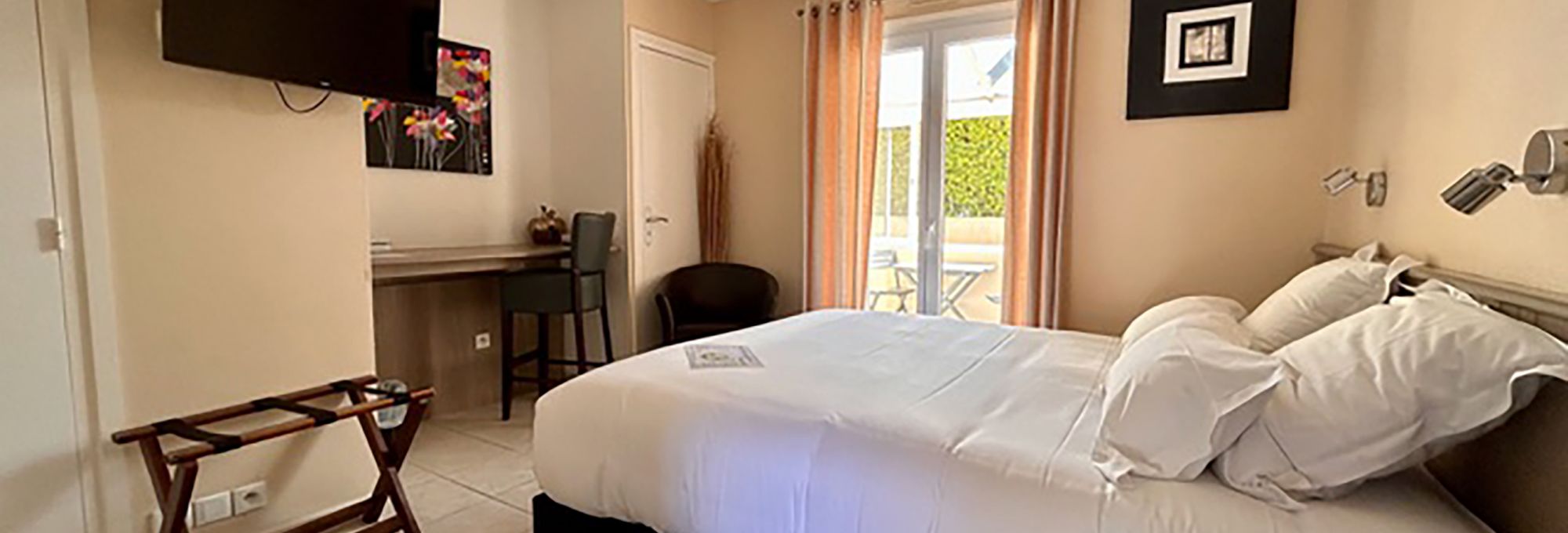 Enjoy the comfort of our 2, 3 or 4 star hotels throughout France