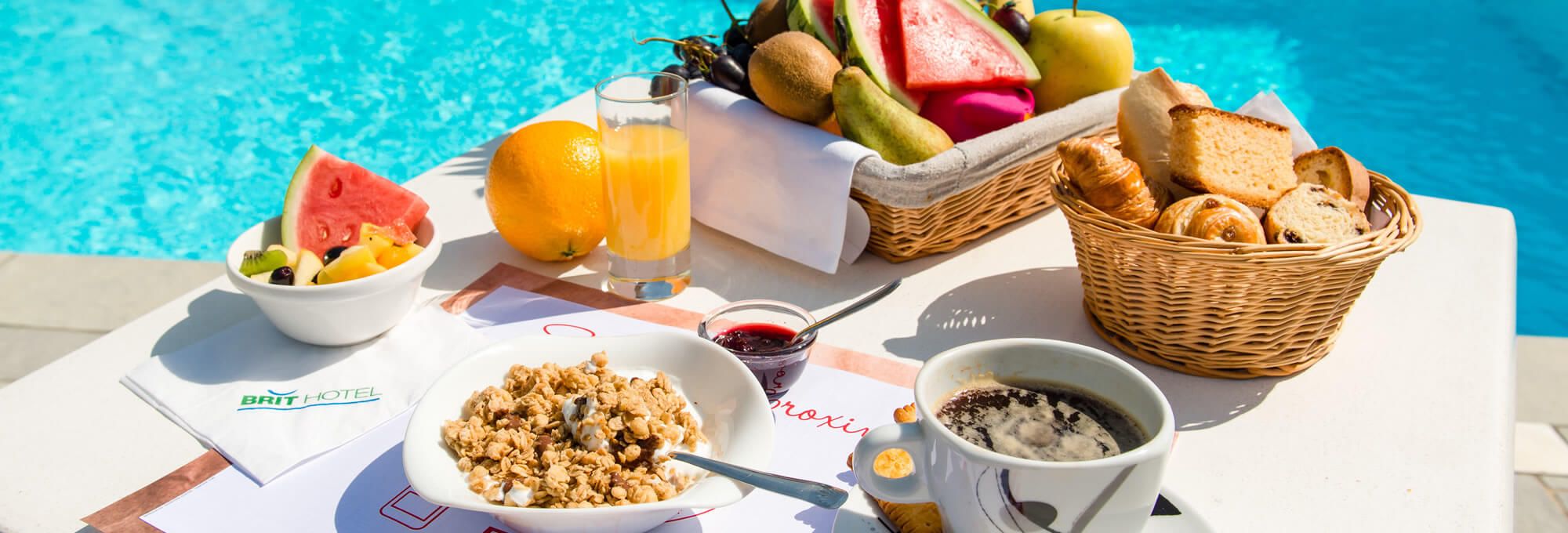 Le buffet petit-déjeuner près de la piscine