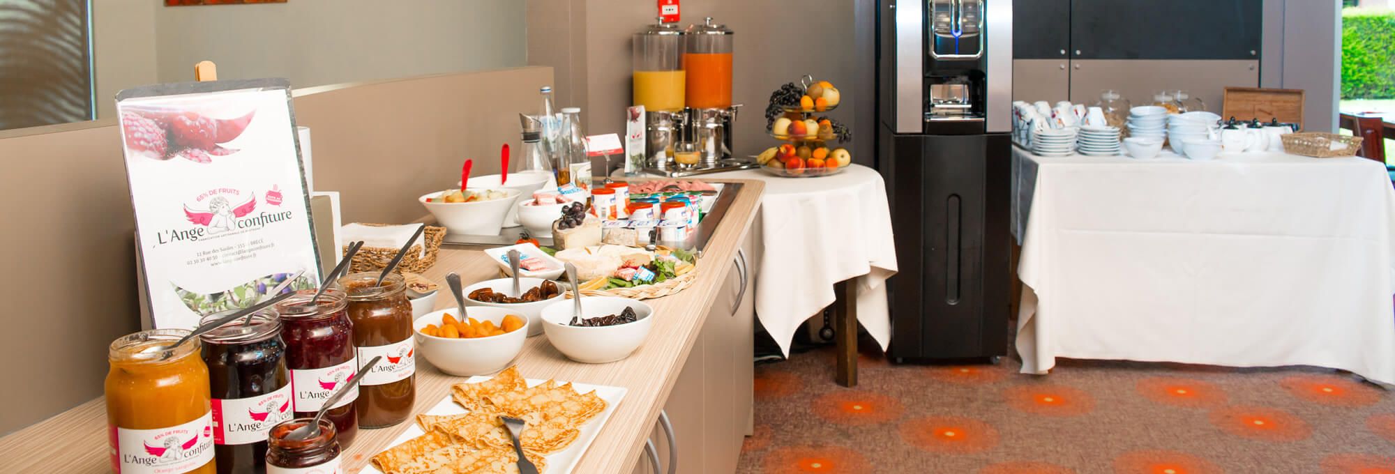 Le petit-déjeuner de l'hôtel près de Rennes, à Saint-Grégoire.