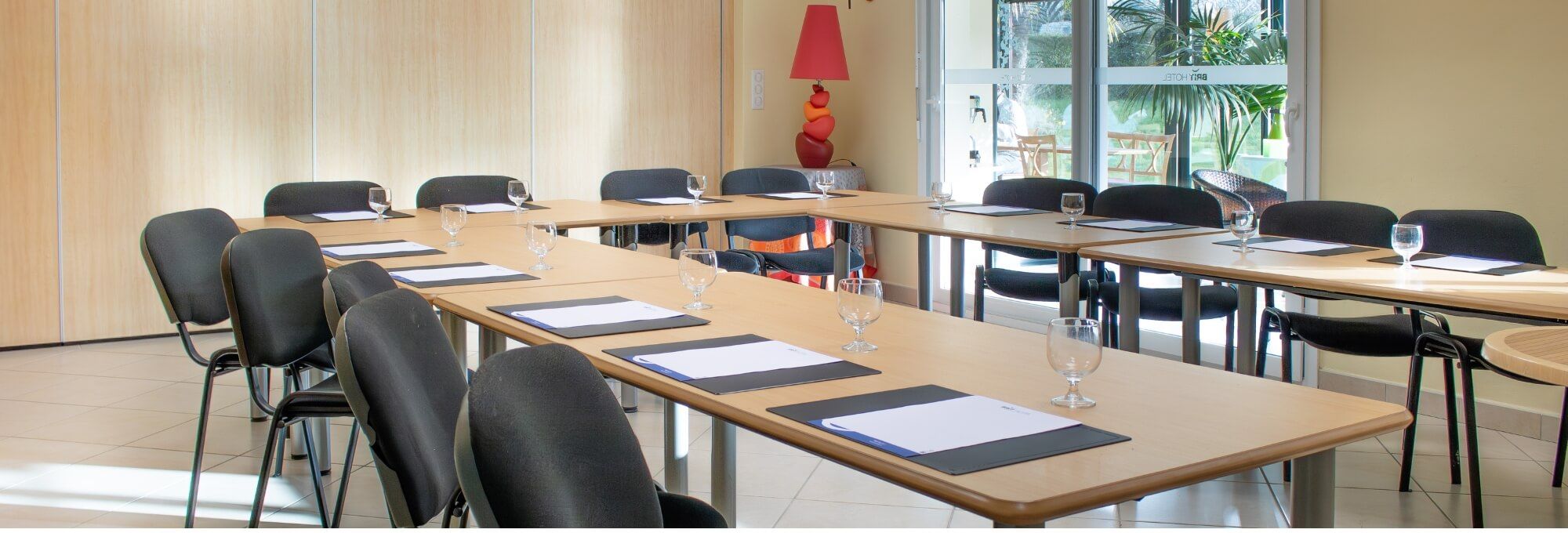 Salle de réunion professionnelle à l'hôtel de Châteaudun