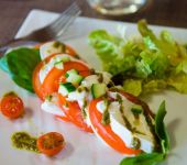 La classique mais délicieuse salade, tomate, mozzarella