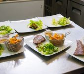 En cuisine, les plats se dressent