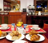 Le petit-déjeuner à table au restaurant à Agen