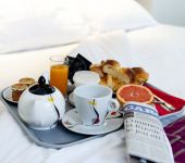 Le petit-déjeuner au lit à l'hôtel de Belfort