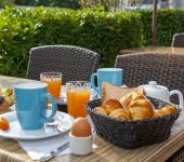 Breakfast on the terrace of Avignon