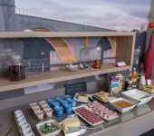 Le petit déjeuner buffet propose aussi de la charcuterie