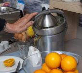 Petit-déjeuner à l'hôtel d'Avignon avec des oranges pressées