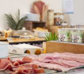 De la charcuterie est proposée au buffet du petit-déjeuner de Bordeaux