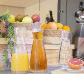 Jus d'orange et jus de pomme sur le buffet au petit-dej'