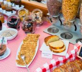 Des crèpes au buffet du petit-déjeuner de l'hôtel