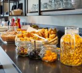 Le buffet du petit-déjeuner de l'hôtel de Caen Nord Mémorial