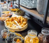 Le buffet de petit-déjeuner de l'hôtel de Caen