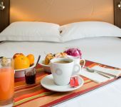 Un petit-déjeuner servi en chambre à l'hôtel