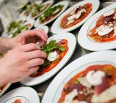 Les cuisiniers en plein dressage avant de servir