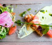 Une entrée sur planche au restaurant