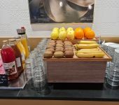 Des fruits sur le buffet du petit-dejeuner