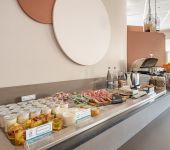 Buffet du petit-déjeuner à l'hôtel d'Angers