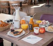 Une table servie au petit-déjeuner 