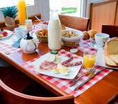 La table au petit-déjeuner de l'hôtel à Blois