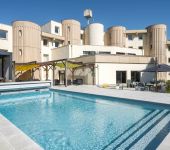  The swimming pool of the hotel in Angers