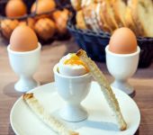 Des oeufs à la coque au petit-déjeuner