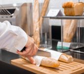 Le pain frais au petit-déjeuner de l'hôtel