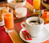 Un petit-déjeuner classique au Brit Hotel Nantes St-Herblain