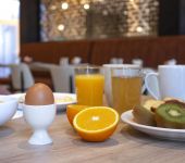 Le petit déjeuner est prêt en salle de petit-dej 
