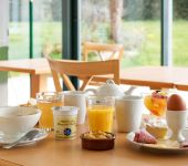 Le petit-déjeuner de l'hôtel à Châteaudun