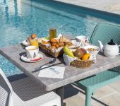 Petit-déjeuner au bord de la piscine à Angers