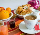 Plateau petit-déjeuner en chambre à l'hôtel