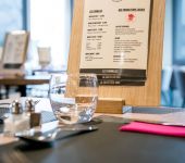 Photo d'une table avec menu au restaurant