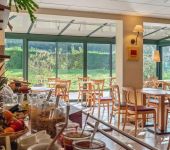 La salle de petit-déjeuner avec vue sur la véranda