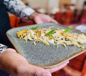 le serveur apporte un plat du restaurant de Mérignac